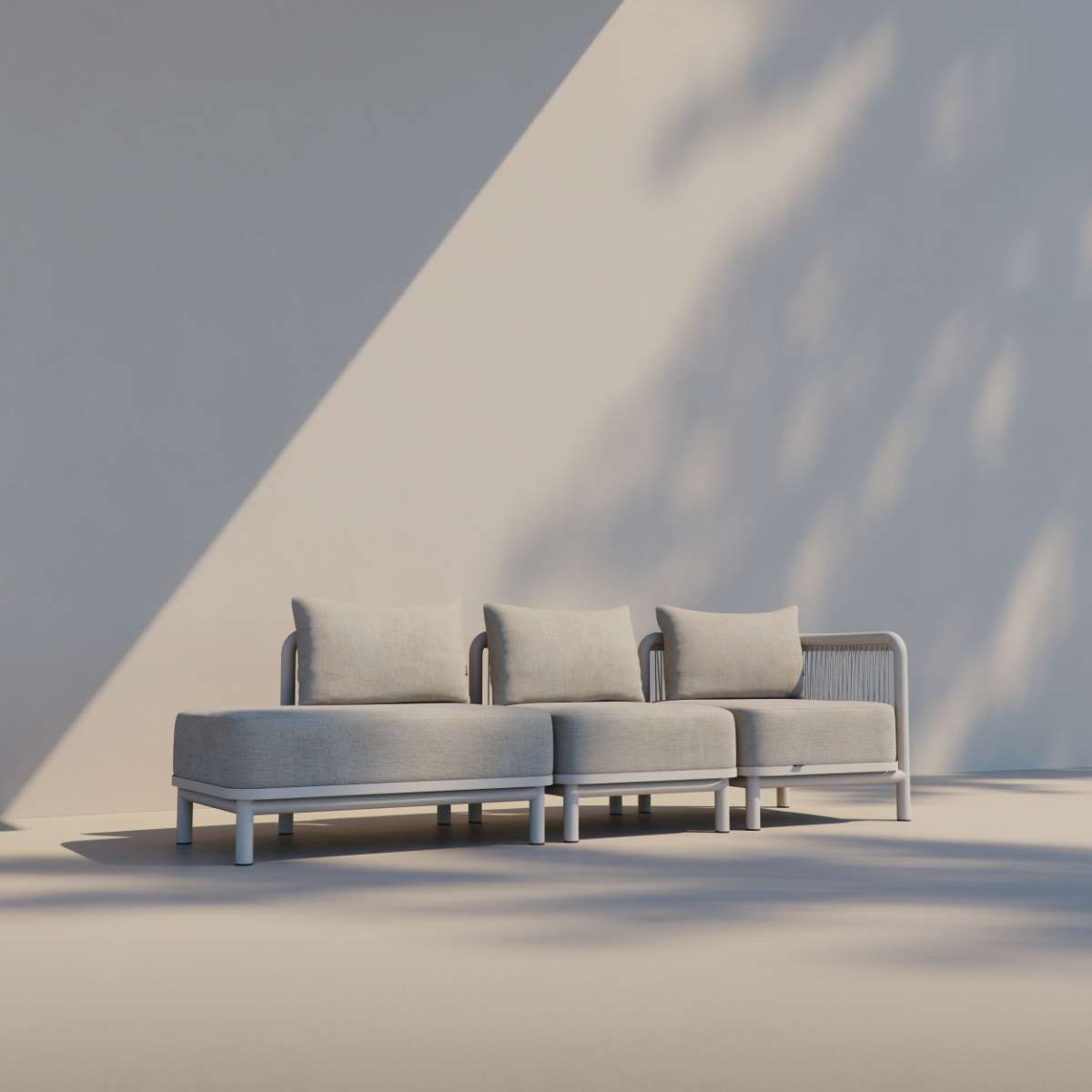 Kirra Lounge Sofa 3-personers med åben ende i sandfarvet olefin og aluminiumsramme til udendørs brug.