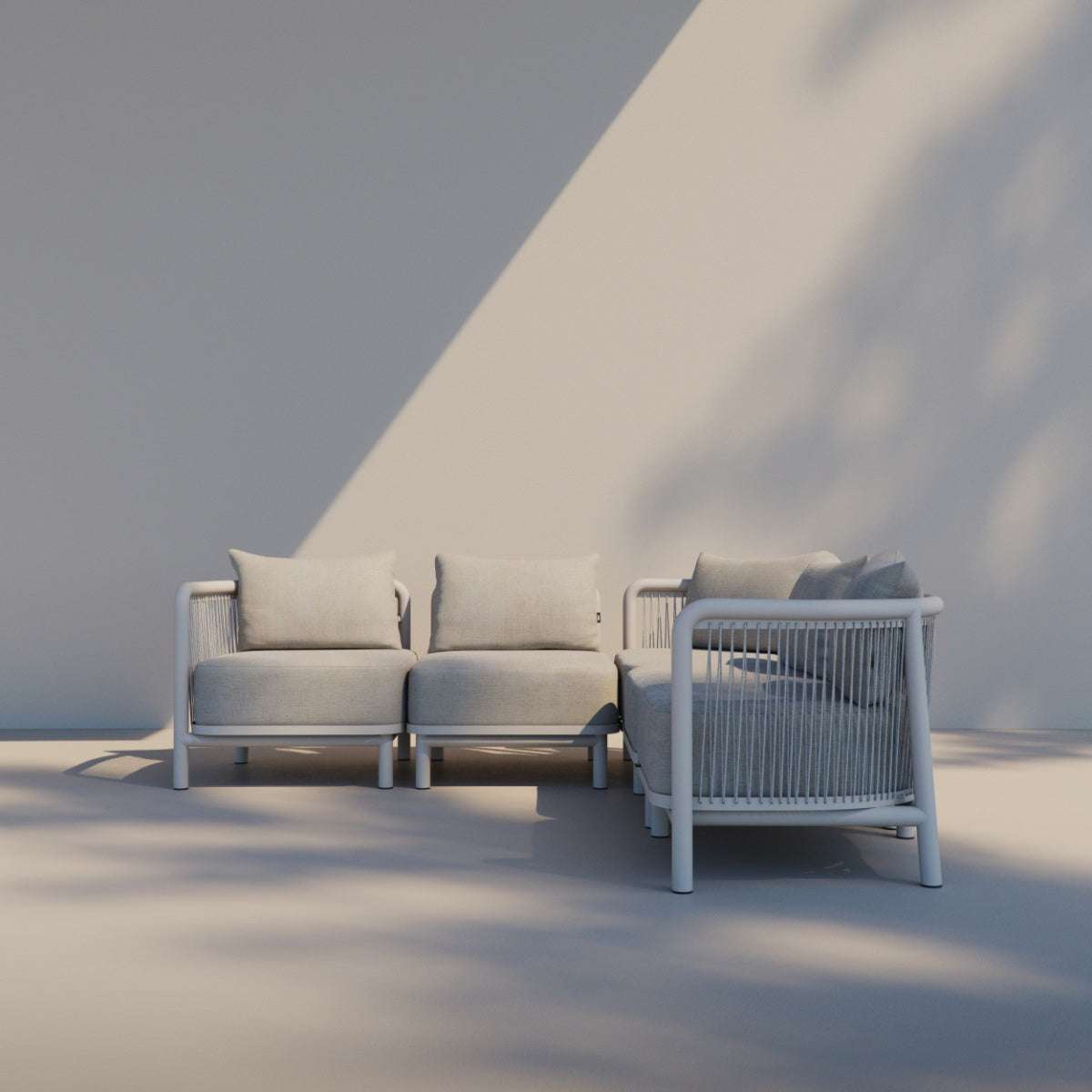 Kirra Lounge Sofa hjørnesofa i sandfarvet Olefin stof med aluminiumsramme til udendørs brug.