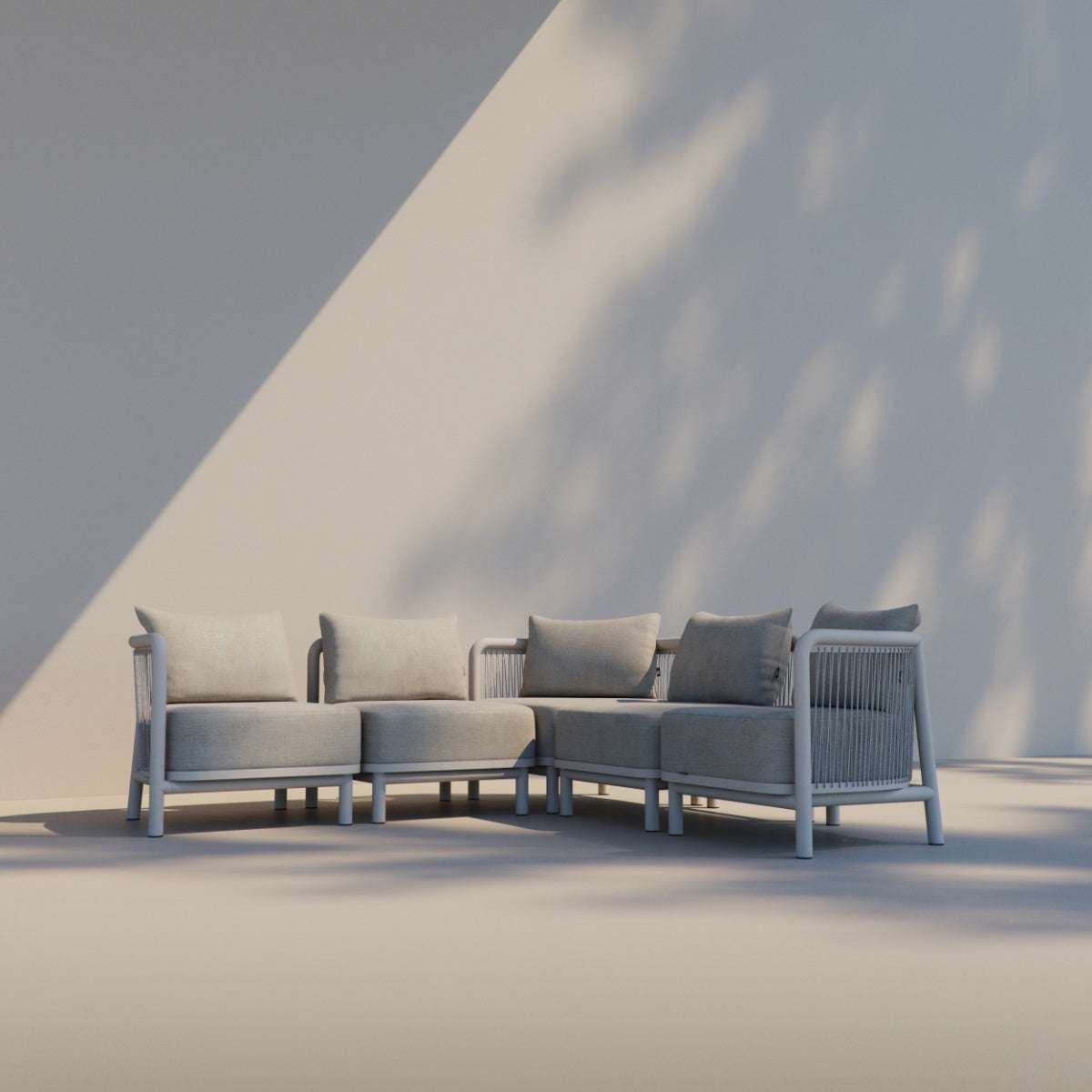 Kirra Lounge Sofa hjørnesofa i sandfarvet olefin tekstil med aluminiumsramme udendørs.