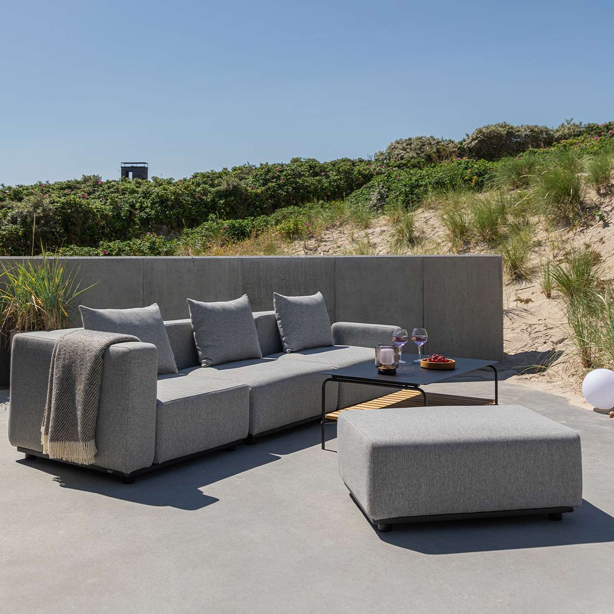 Cobana Lounge Sofa i sort med modulopbygget hjørnesofa til udendørs brug i moderne design.