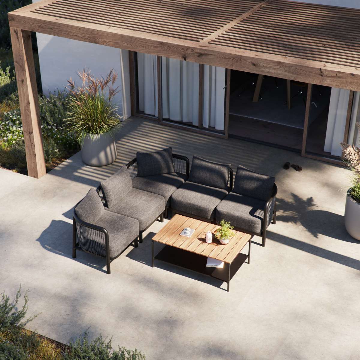 Kirra Lounge Sofa i Kirra Sand med to sæder og aluminiumsramme i moderne udendørs miljø.