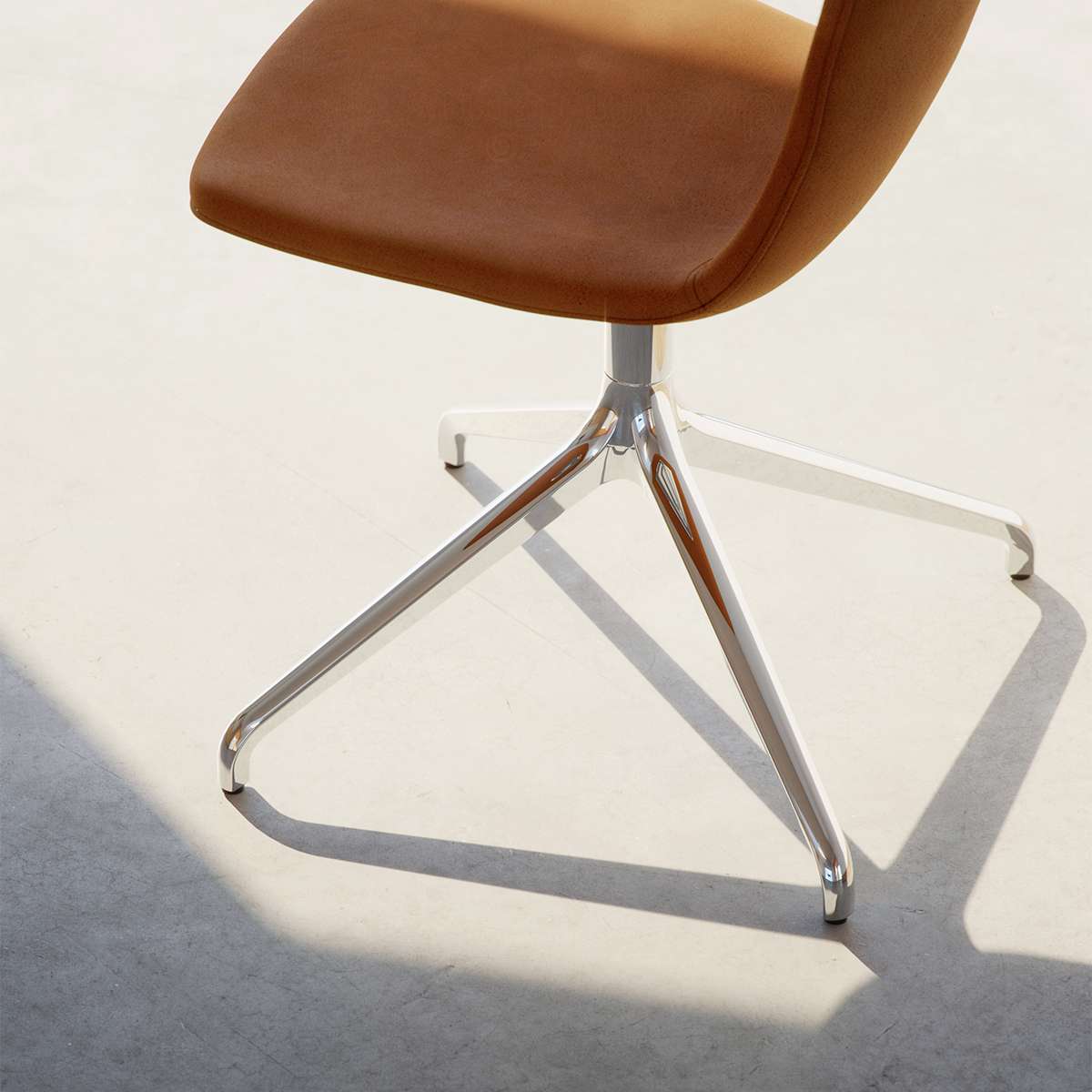Chair no. One S1 spisebordsstol i Luna Sandstone med poleret aluminium swivel-fod, indendørs brug.