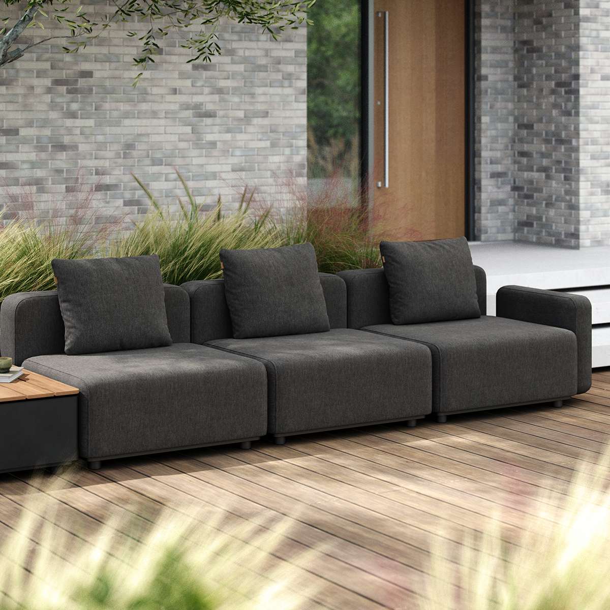 Cobana Lounge Sofa i Cobana Grey med tre sæder og Patio Storage Table i udendørs miljø.