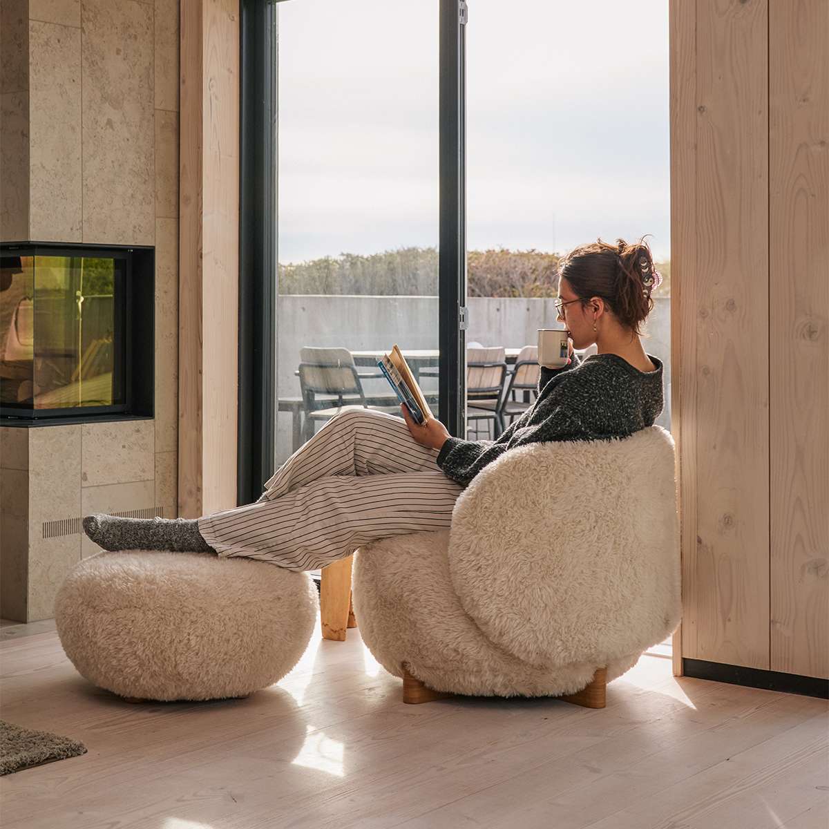 Favn Lounge Chair & Pouf – miljøbillede