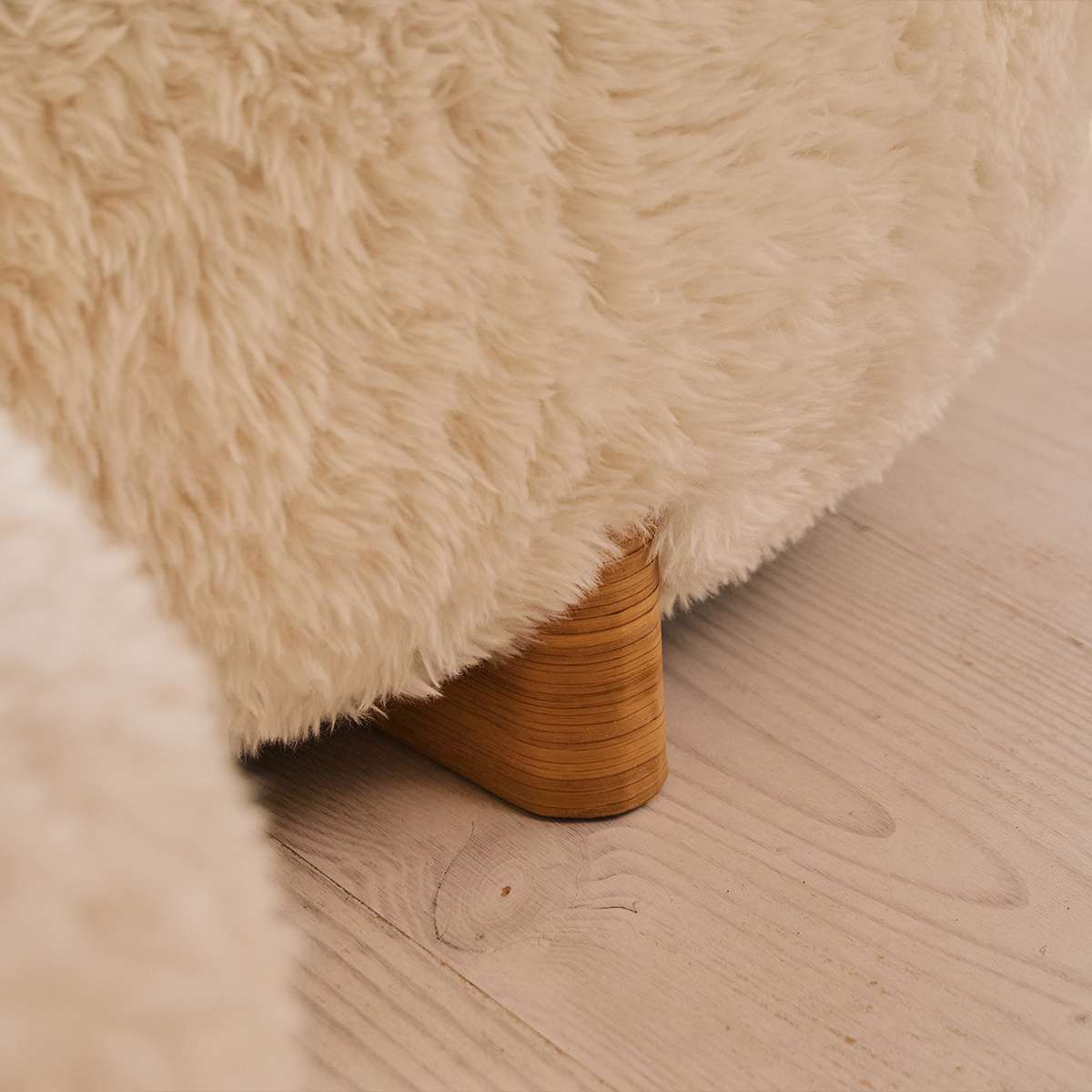Favn Lounge Chair & Pouf – miljøbillede