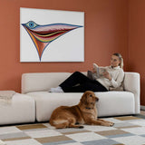 Lys Fjord sofa med åben ende fra sackit i en varm stue hvor en kvinde læser og en hund ligger på gulvet foran sofaen