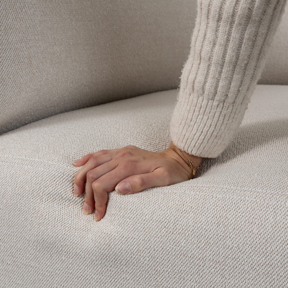 Fjord Sofa 3-personers indendørs sofa med bløde linjer og skandinavisk design i neutral farve.
