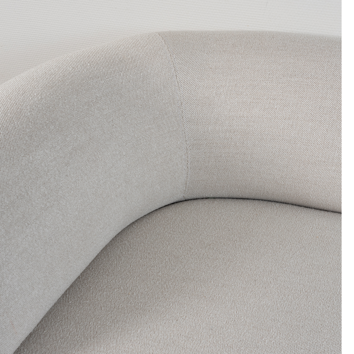 Hjørnesofa med åben ende i bløde linjer og skandinavisk design, indendørs brug.