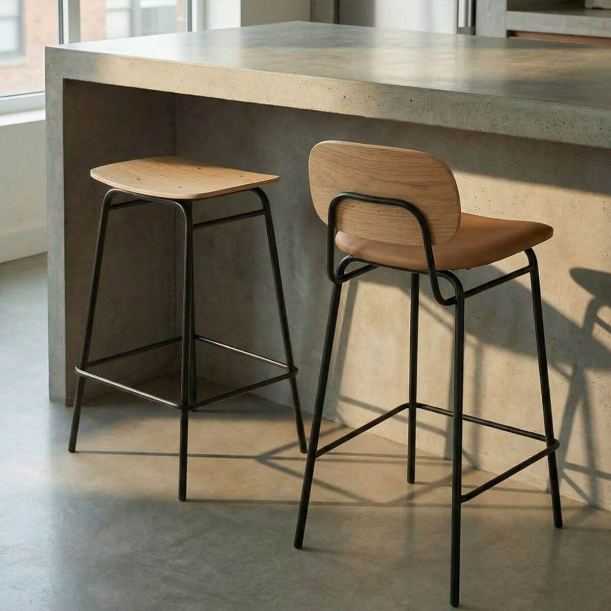 Frame Bar Stool - Leather w/ backrest - Barstol i læder og pulverlakeret stål med ryglæn