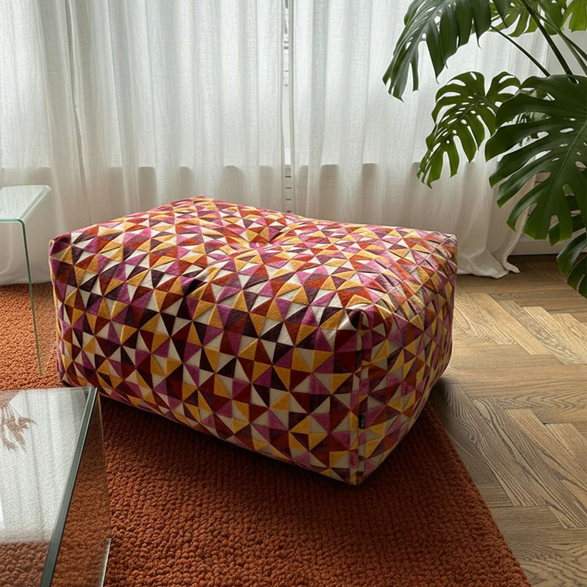 Soft Sofa Indoor pouf i blødt Levanka stof i en neutral farve på lyst gulv