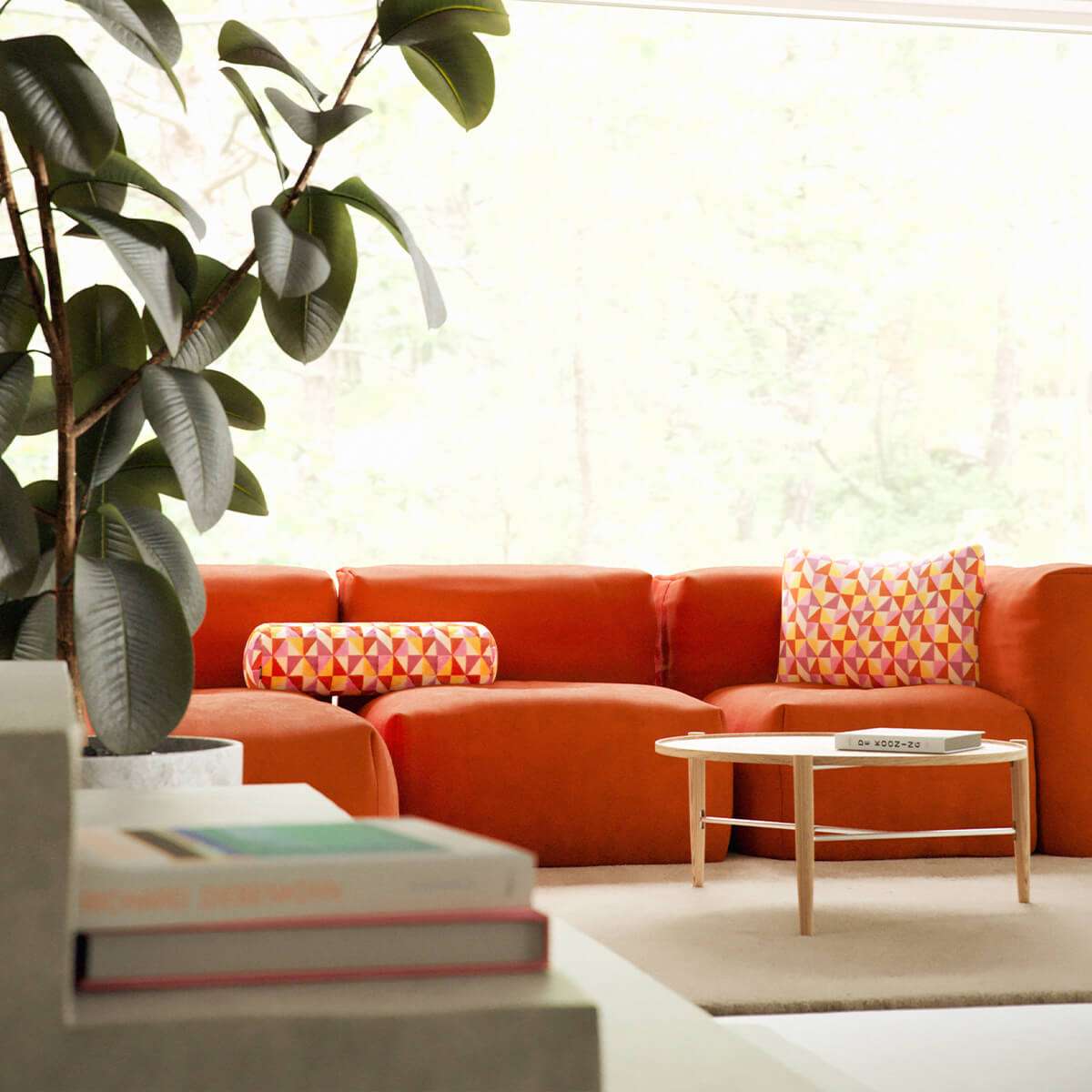 Soft Sofa Indoor 3-personers sofa i blødt tekstil, modulær og uden stel, i en lys og indendørs setting.