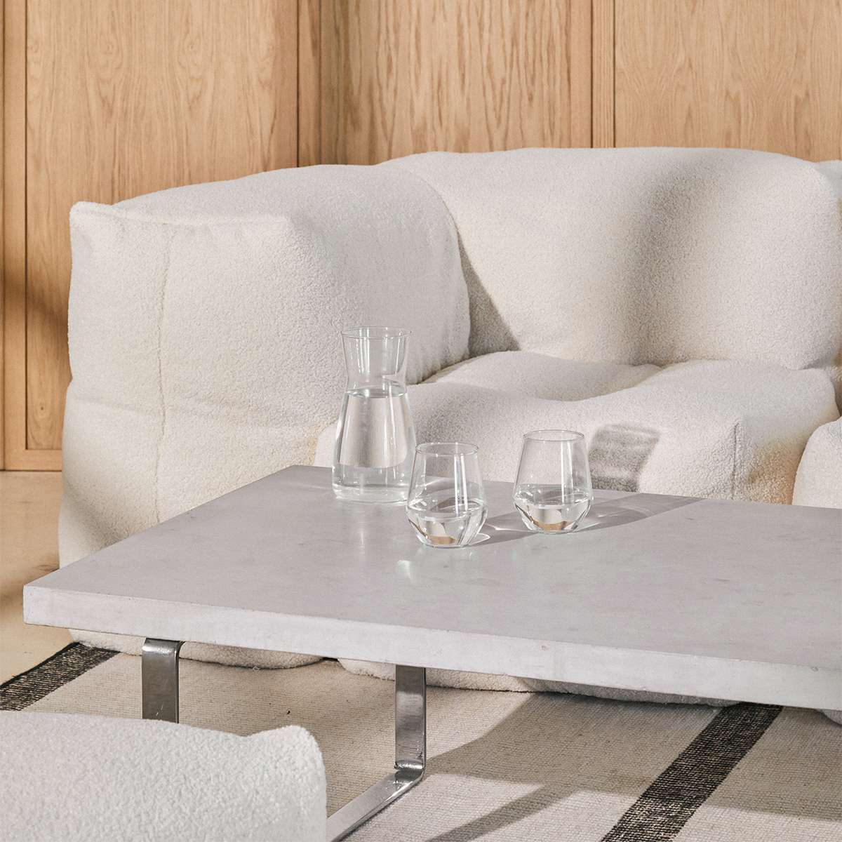 Soft Sofa Indoor hjørnesofa i beige corduroy stof med bløde, modulære puder.
