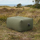Soft Sofa Outdoor pouf i Kirra Olive farve med blødt, rundt design til udendørs brug.