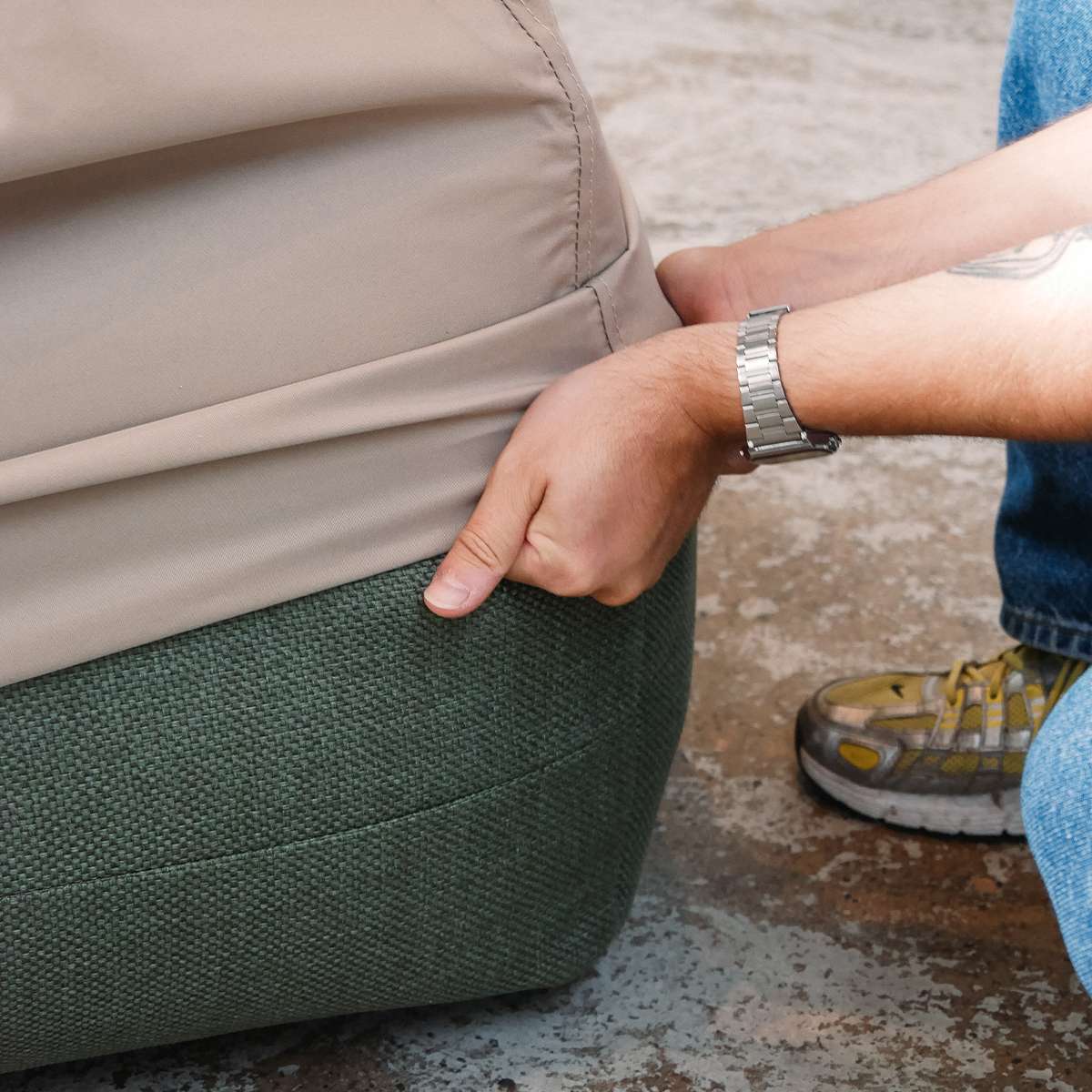 Sandfarvet vintercover fra sackit monteres på en Soft Sofa og beskytter udendørssofaen mod vind og vejr uden for sæsonen