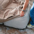 sackit sandfarvet vintercover monteres på Soft Sofa loungedel for at beskytte den udendørs sofa mod vind og vejr