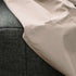 Detalje af sandfarvet vejrbestandigt cover til Cobana Lounge Sofa fra sackit med syninger over mørkt gråt loungemøbel til udendørs brug