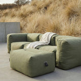 Soft Sofa Outdoor pouf i Kirra Olive med blødt, rundt design til udendørs brug.