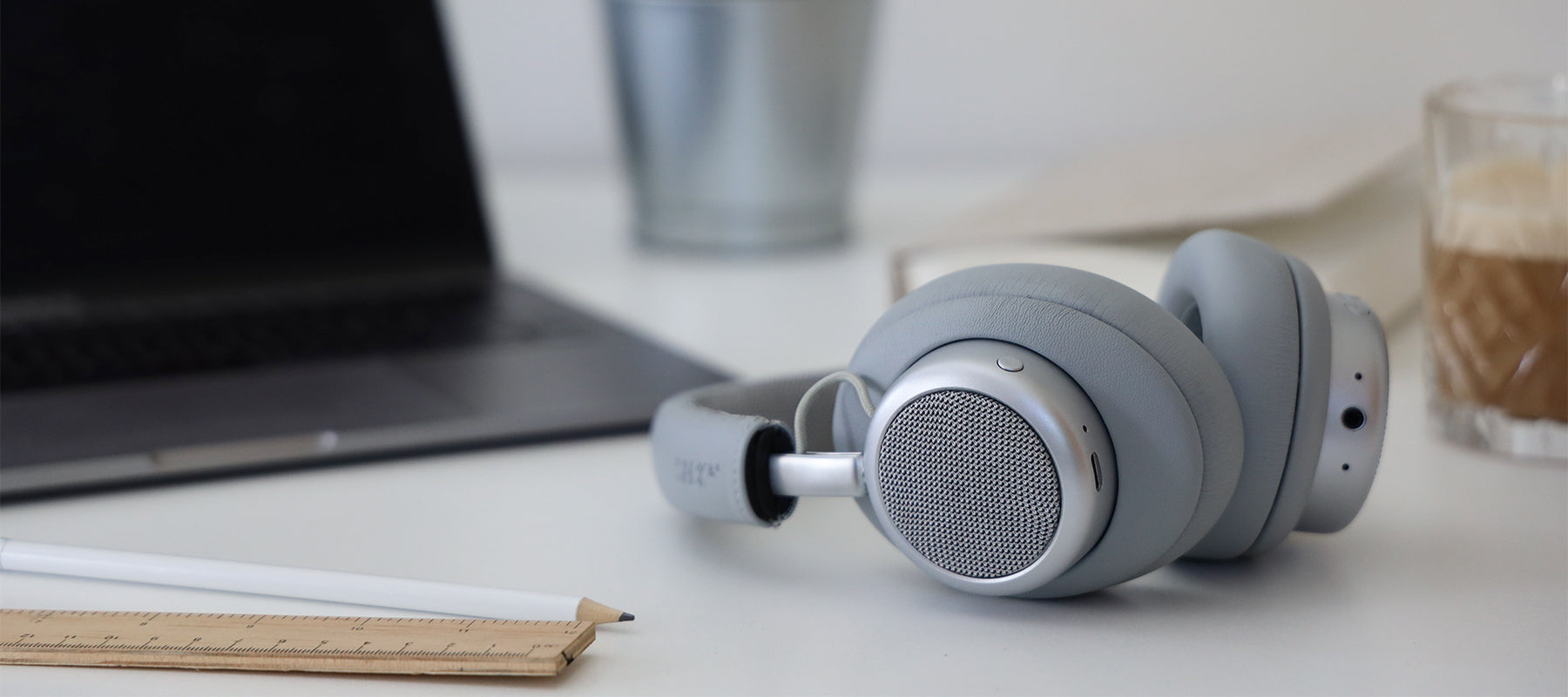 SACKit TOUCHit Over-ear bluetooth høretelefoner i farven Silver på skrivebord