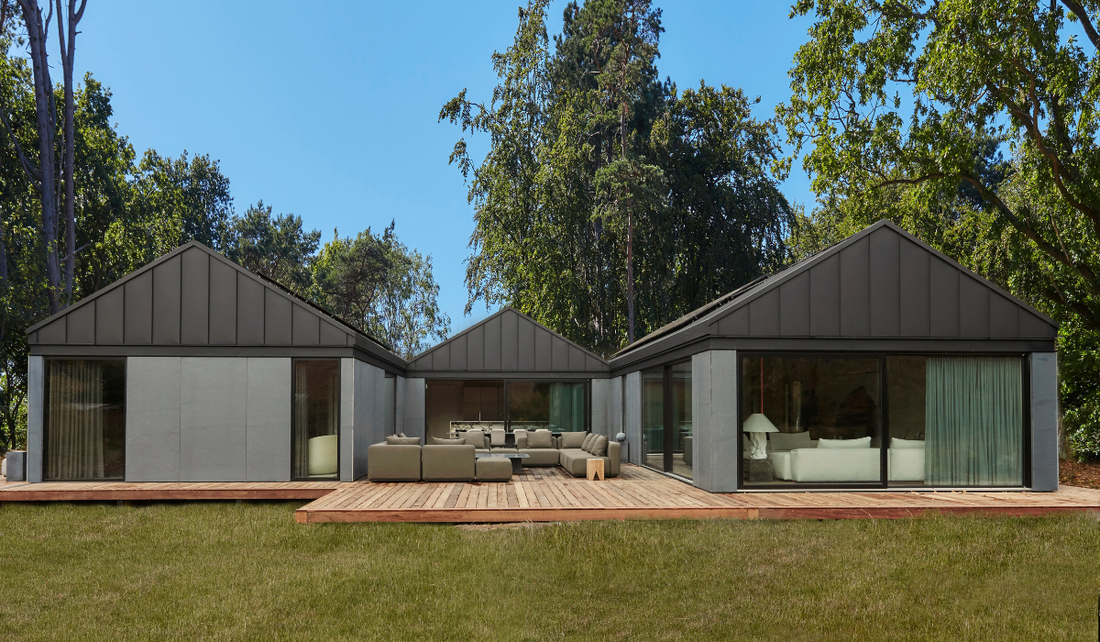 Sommerhus med udendørs sofa og havemøbler