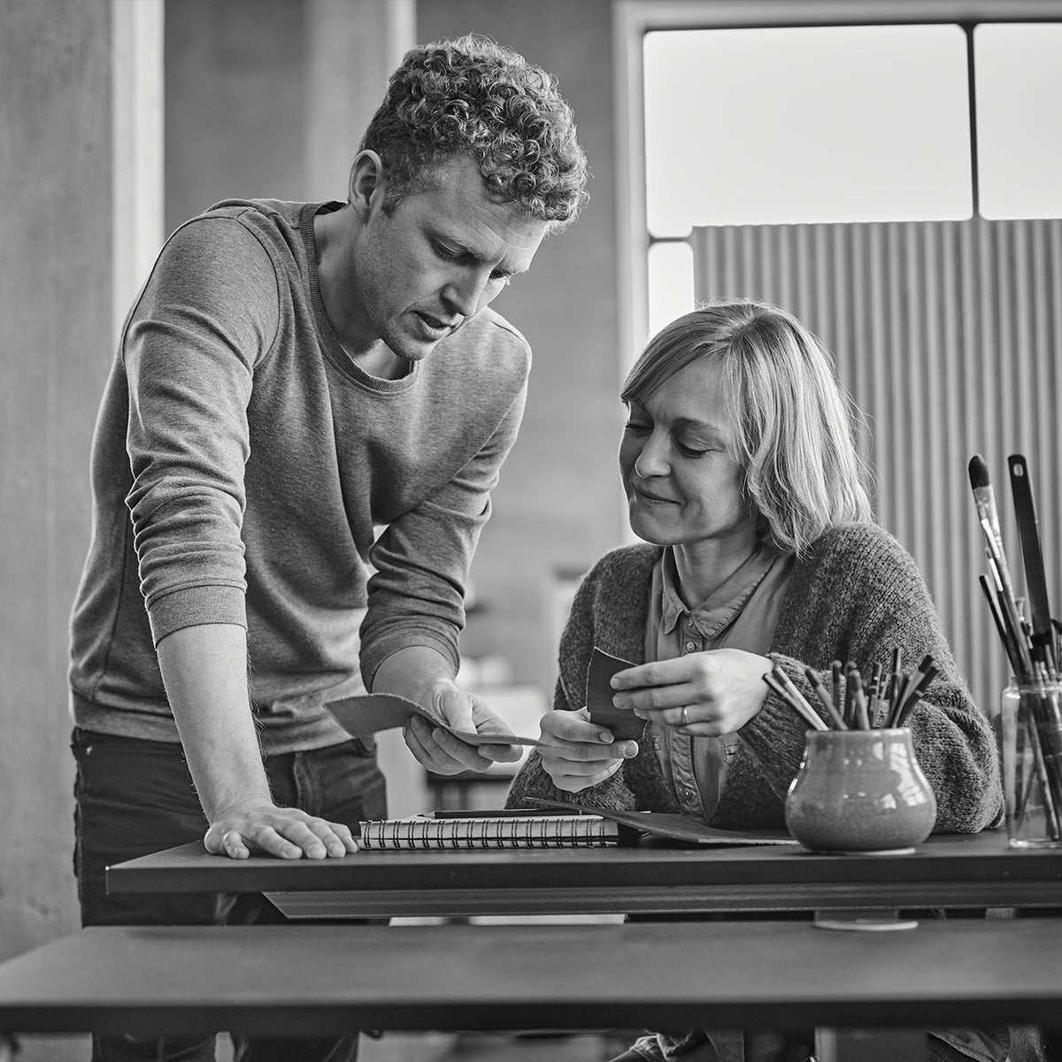 Frame Bar Stool - Leather w/ backrest - Barstol i læder og pulverlakeret stål med ryglæn