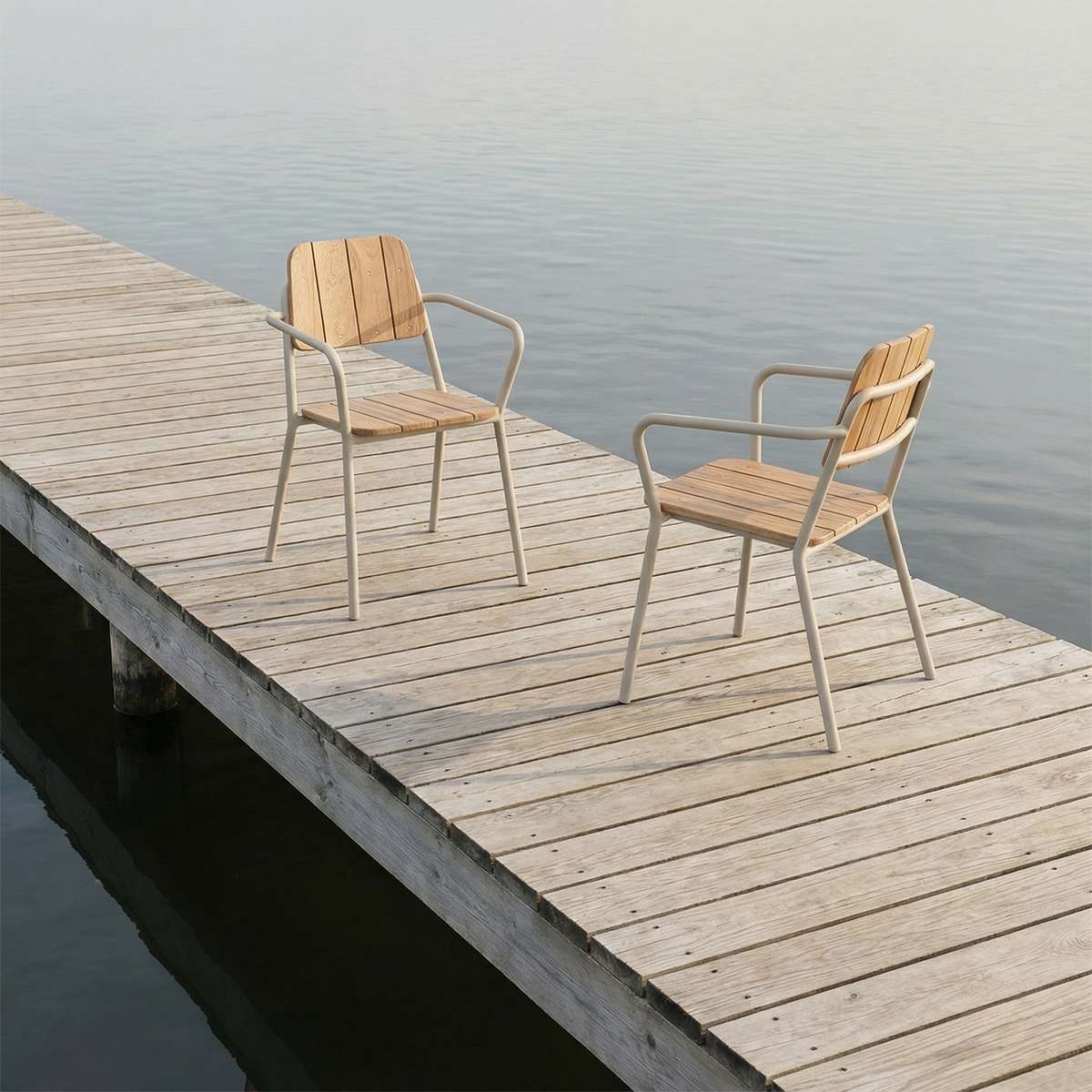 Kirra Patio Chair i taupe pulverlakeret aluminium med ubehandlet teaktræ, udendørs havestol.