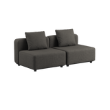 To-personers Cobana Lounge Sofa i Kirra Olive med armlæn og puf, udendørs med pulverlakeret aluminiumsramme.