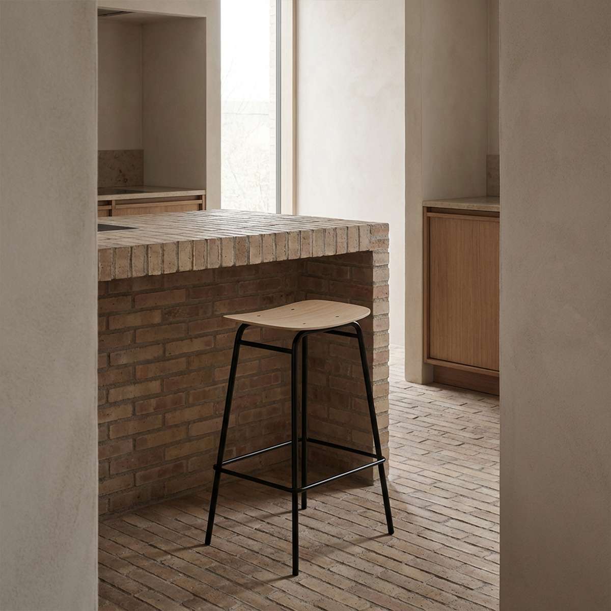 Frame Bar Stool barstol med sæde i egefinér og stel i sort pulverlakeret stål, indendørs brug.