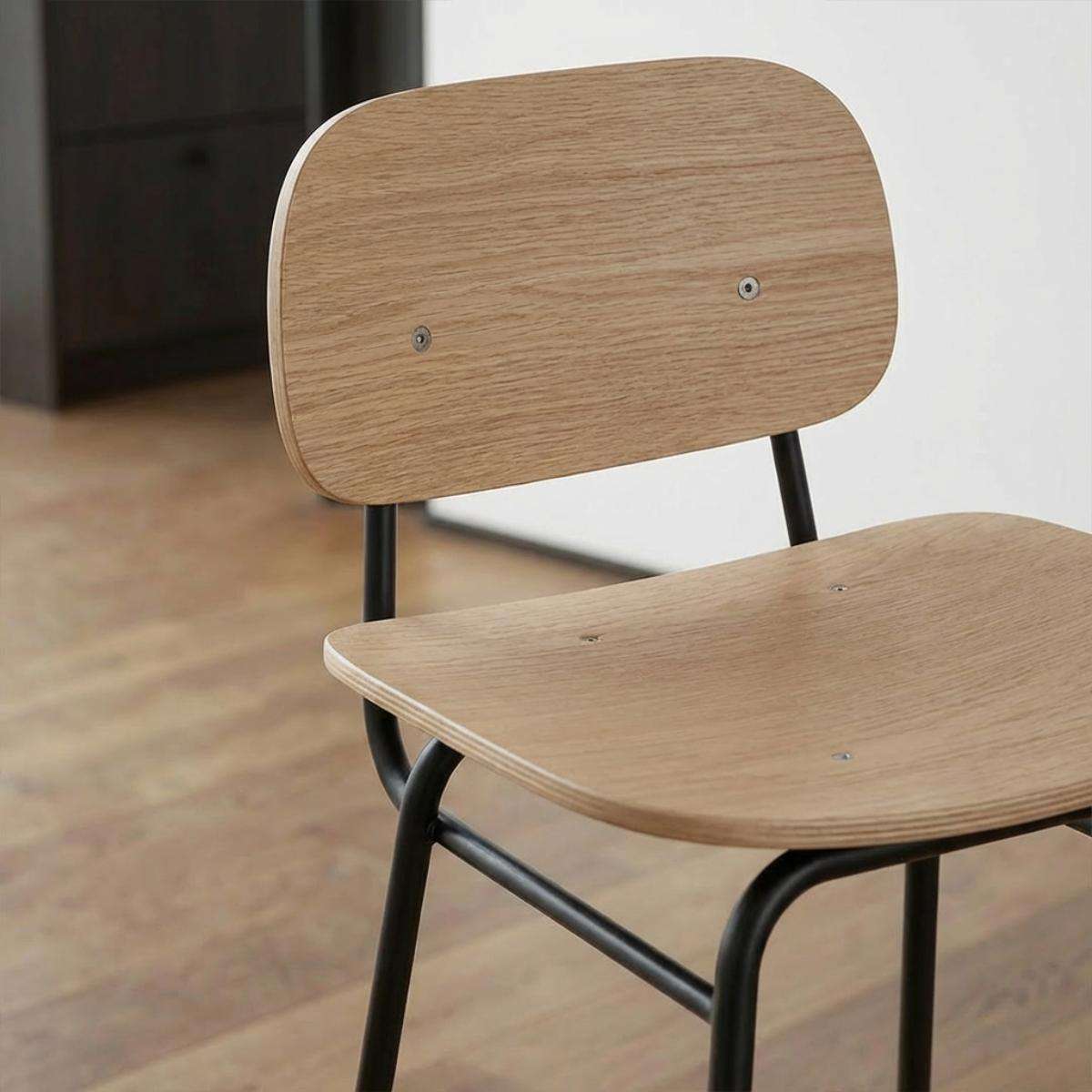 Frame Bar Stool med ryglæn i naturlig eg og stel i sort pulverlakeret stål, industrielt design.