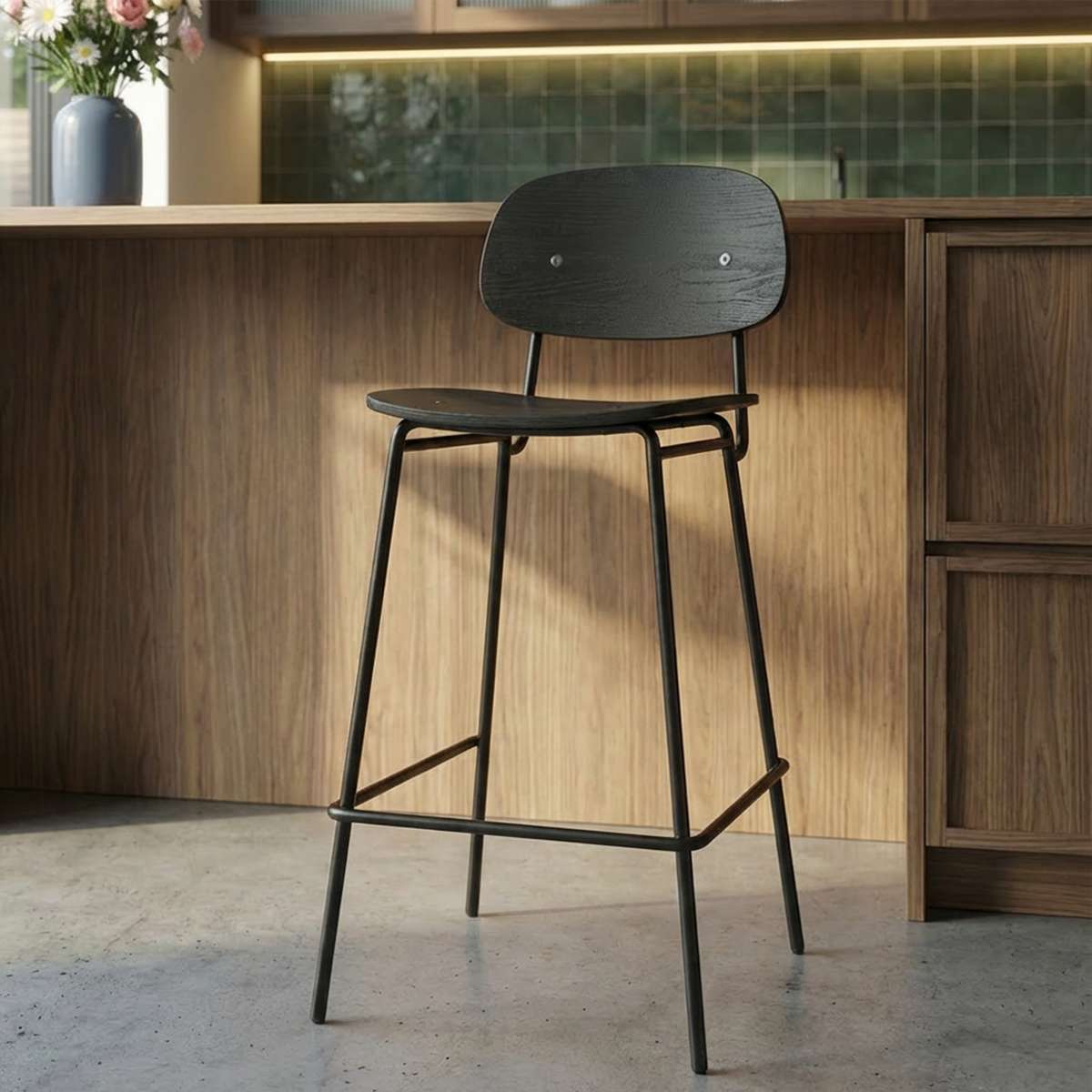 Frame Bar Stool barstol med ryglæn i lyst egefinér og sort pulverlakeret stel, industrielt design.