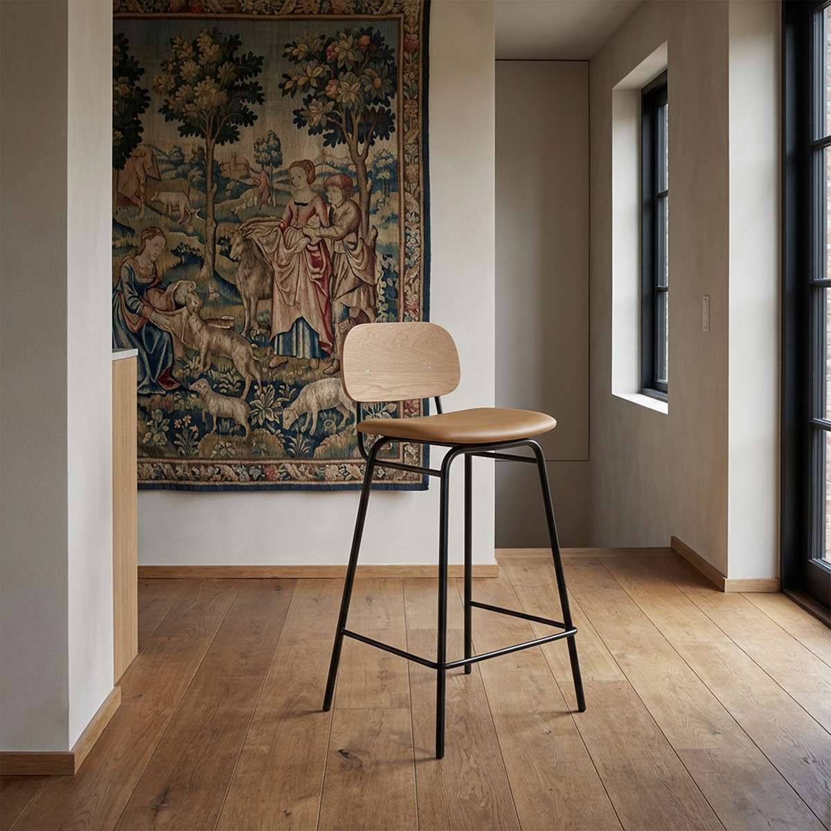 Frame Bar Stool barstol med ryglæn i læder og pulverlakeret stålstel i industrielt design.