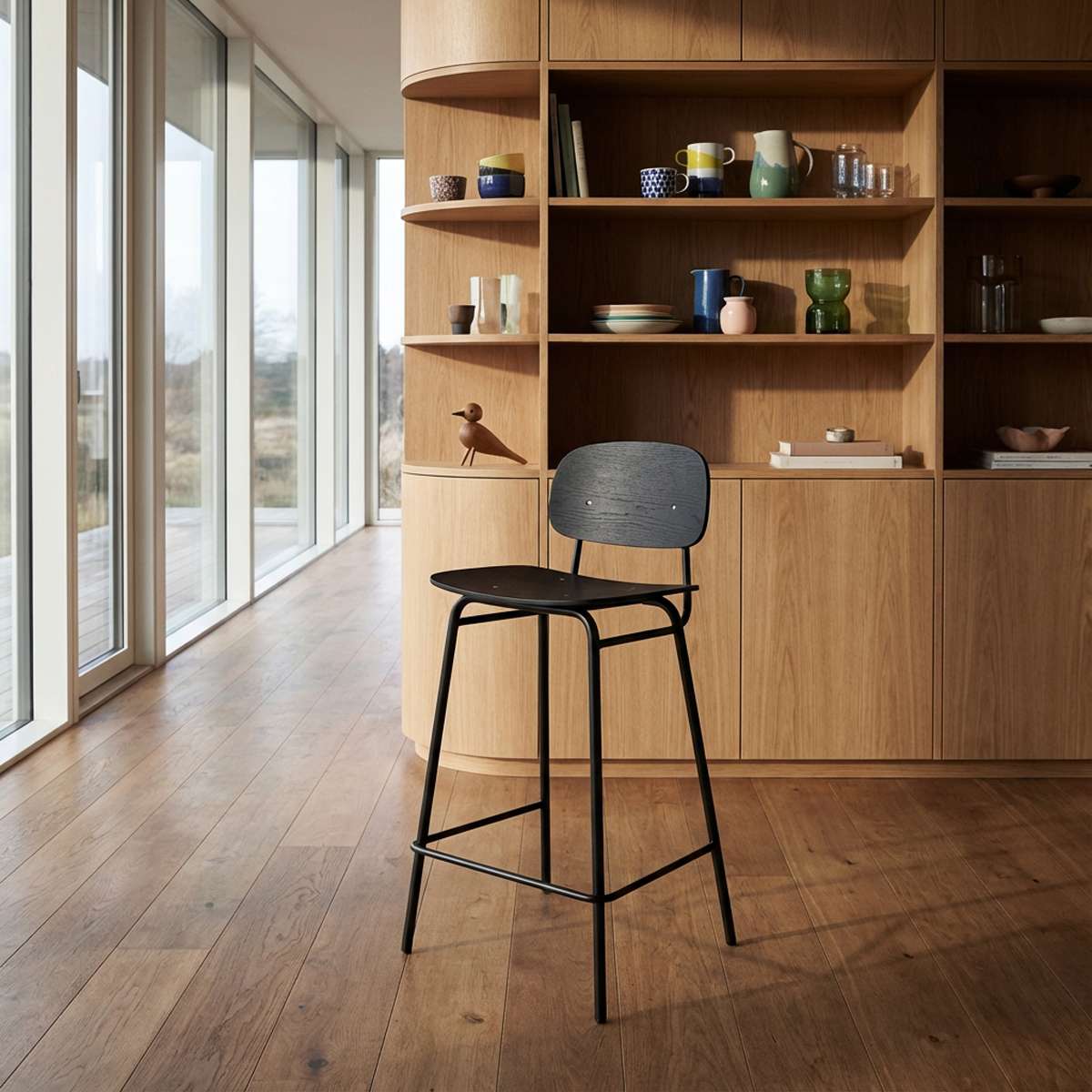 Frame Bar Stool barstol med ryglæn i træ og sort pulverlakeret stel, industrielt design.