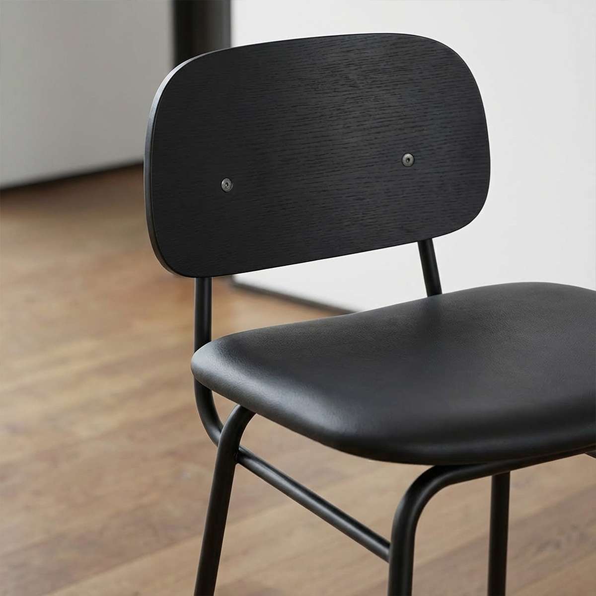 Frame Bar Stool barstol med ryglæn i sort læder og sort pulverlakeret stel, industrielt design.