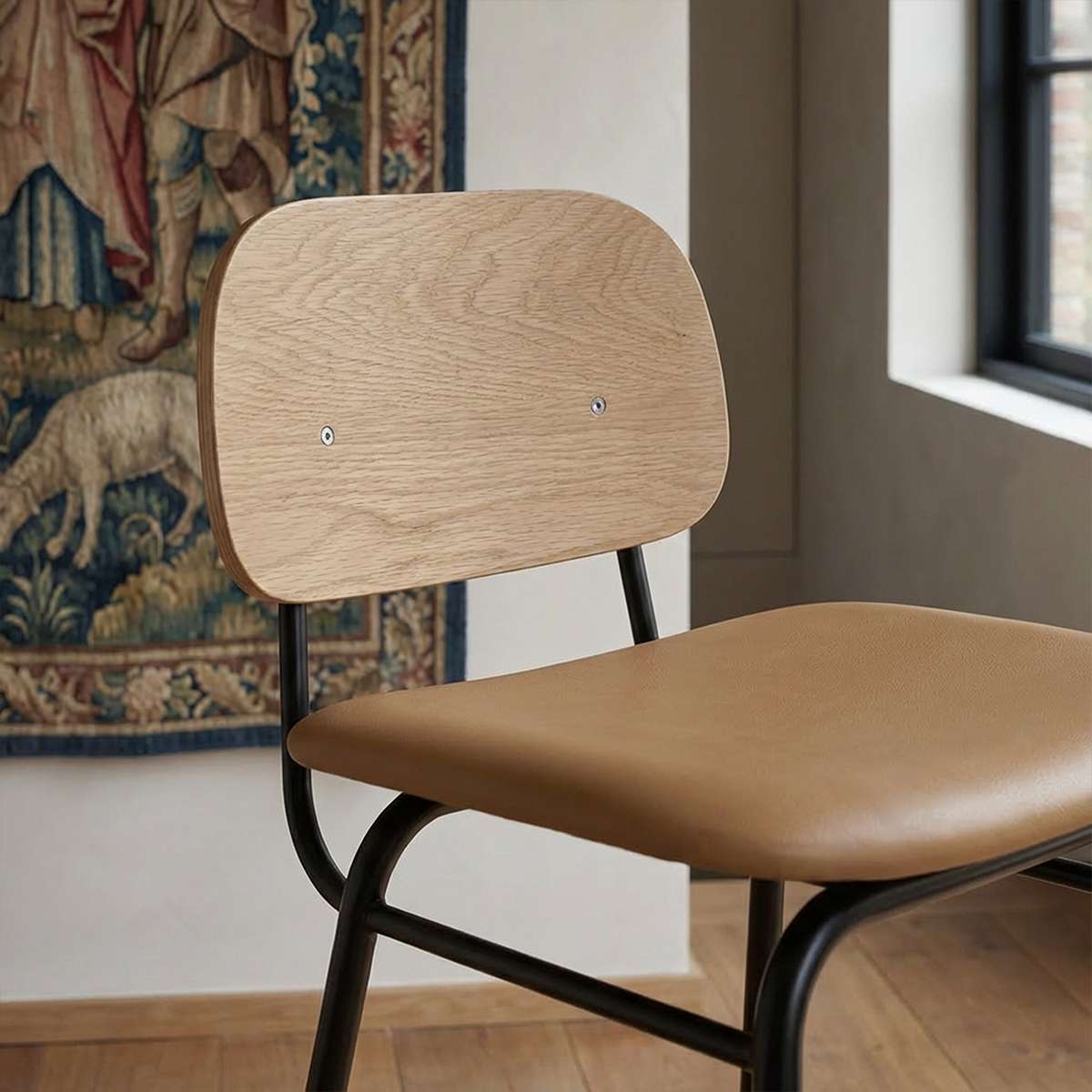 Frame Bar Stool barstol med ryglæn i industrielt design med lædersæde og sort pulverlakeret stel.