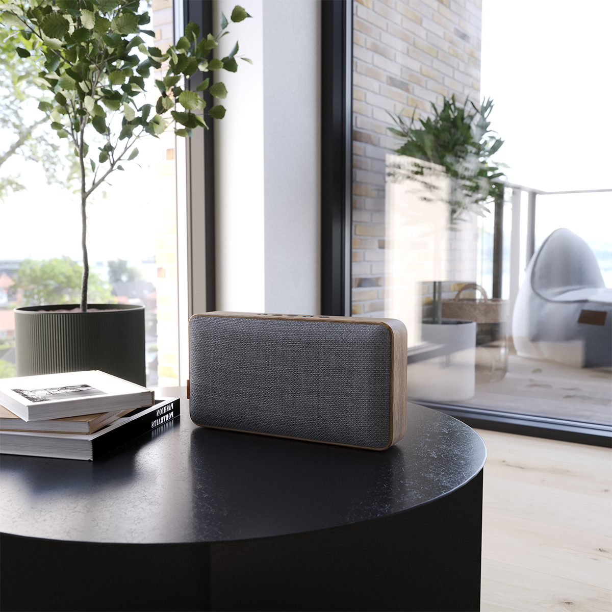 Bluetooth højtaler i naturlig egetræ med Fiord tekstil fra Kvadrat og messingdetaljer.