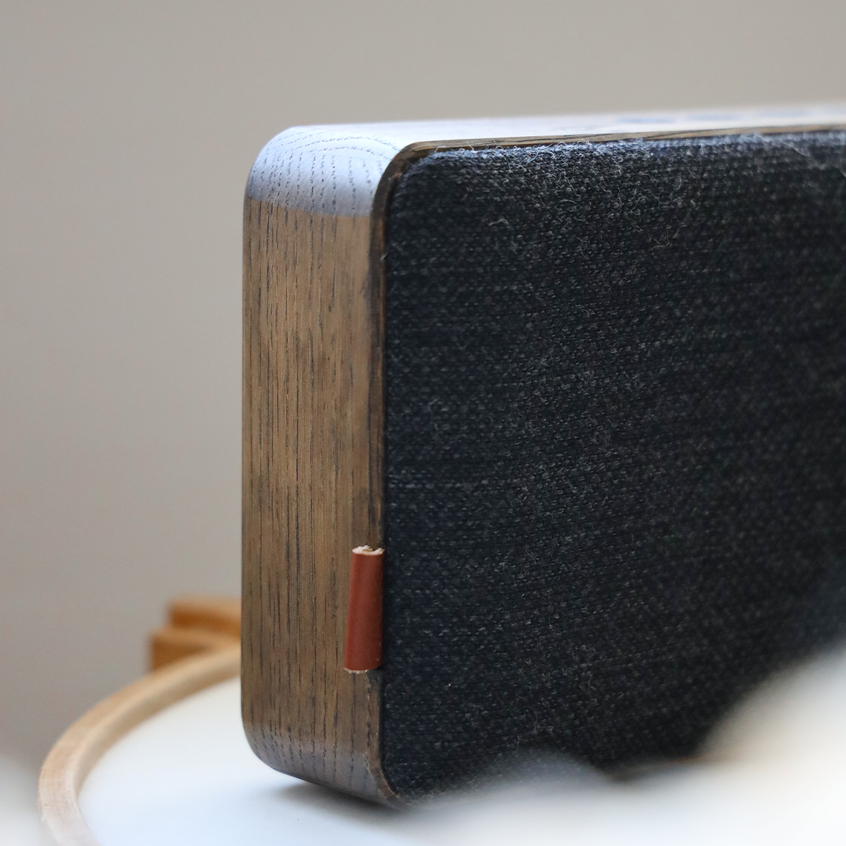 Bluetooth højtaler Move Wood i naturlig egetræ med Fiord tekstil fra Kvadrat og messingdetaljer.