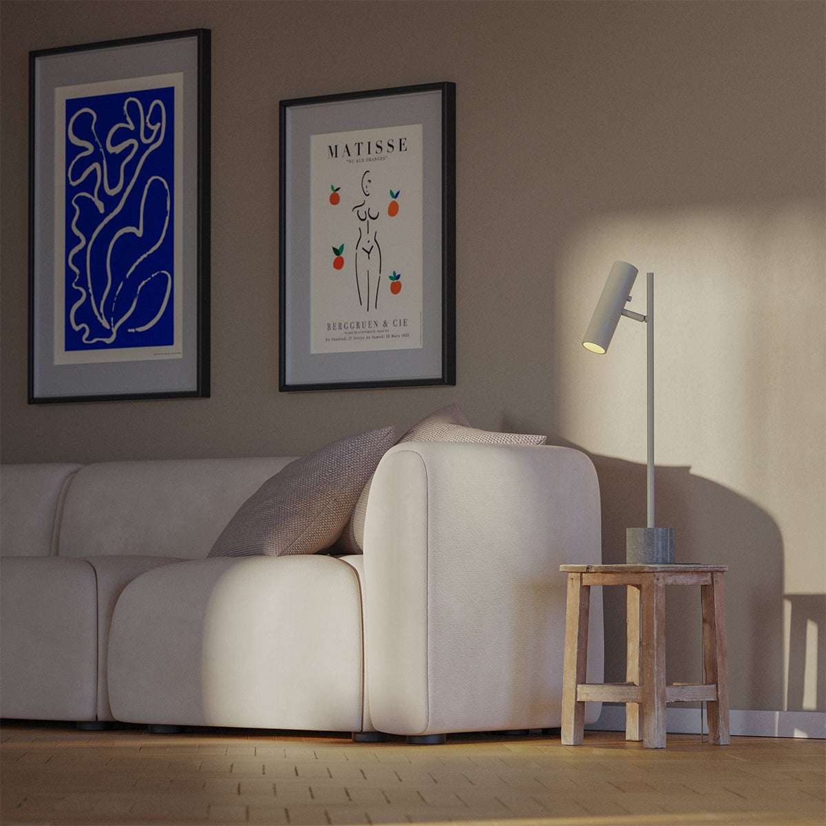 Grå Expo Table bordlampe med aluminiumskrop og marmorfod på hvid baggrund.