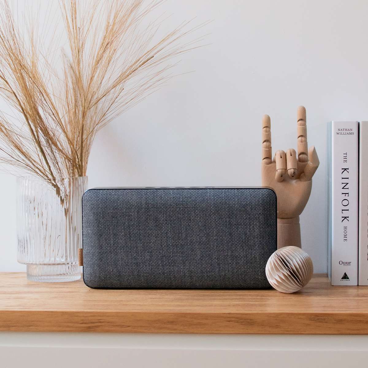 Move 150 Bluetooth højtaler i stål med Fiord stof fra Kvadrat, kompakt og bærbar design.