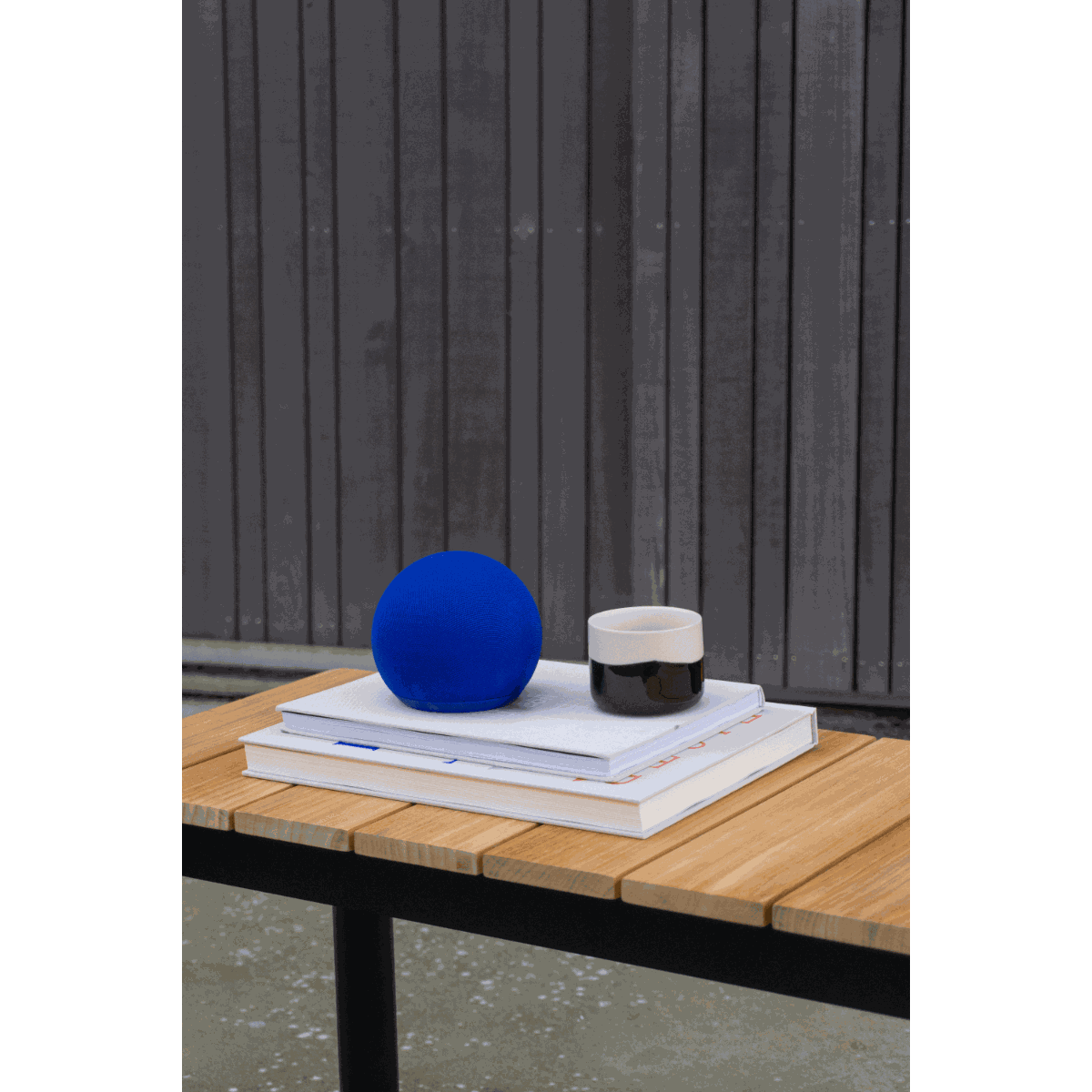 Play Mini Bluetooth højtaler i kompakt design med slidstærkt polyestertekstil og silikoneknapper.