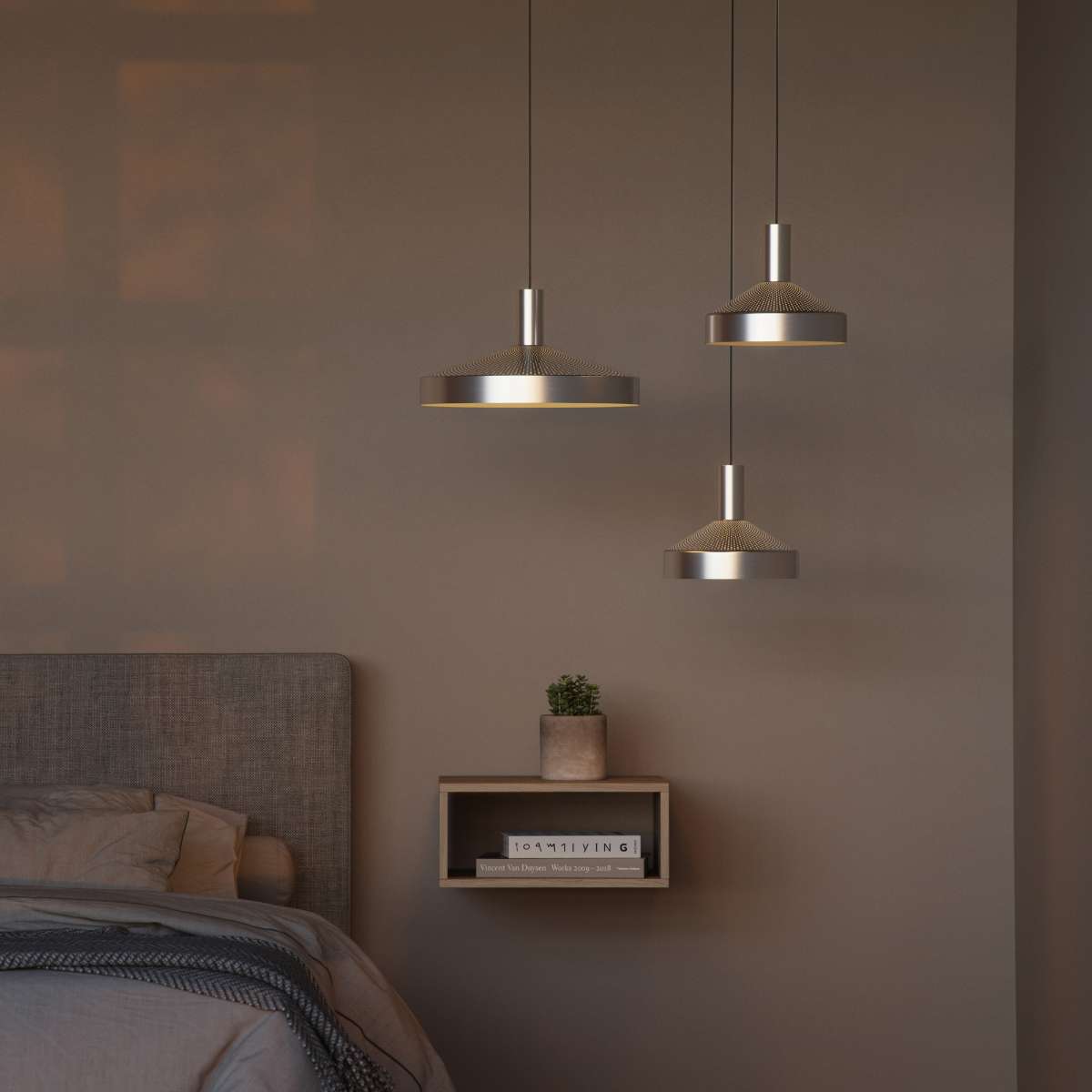 Dawn Pendant Ø25 i poleret aluminium med perforeret top og rund form til indendørs belysning.