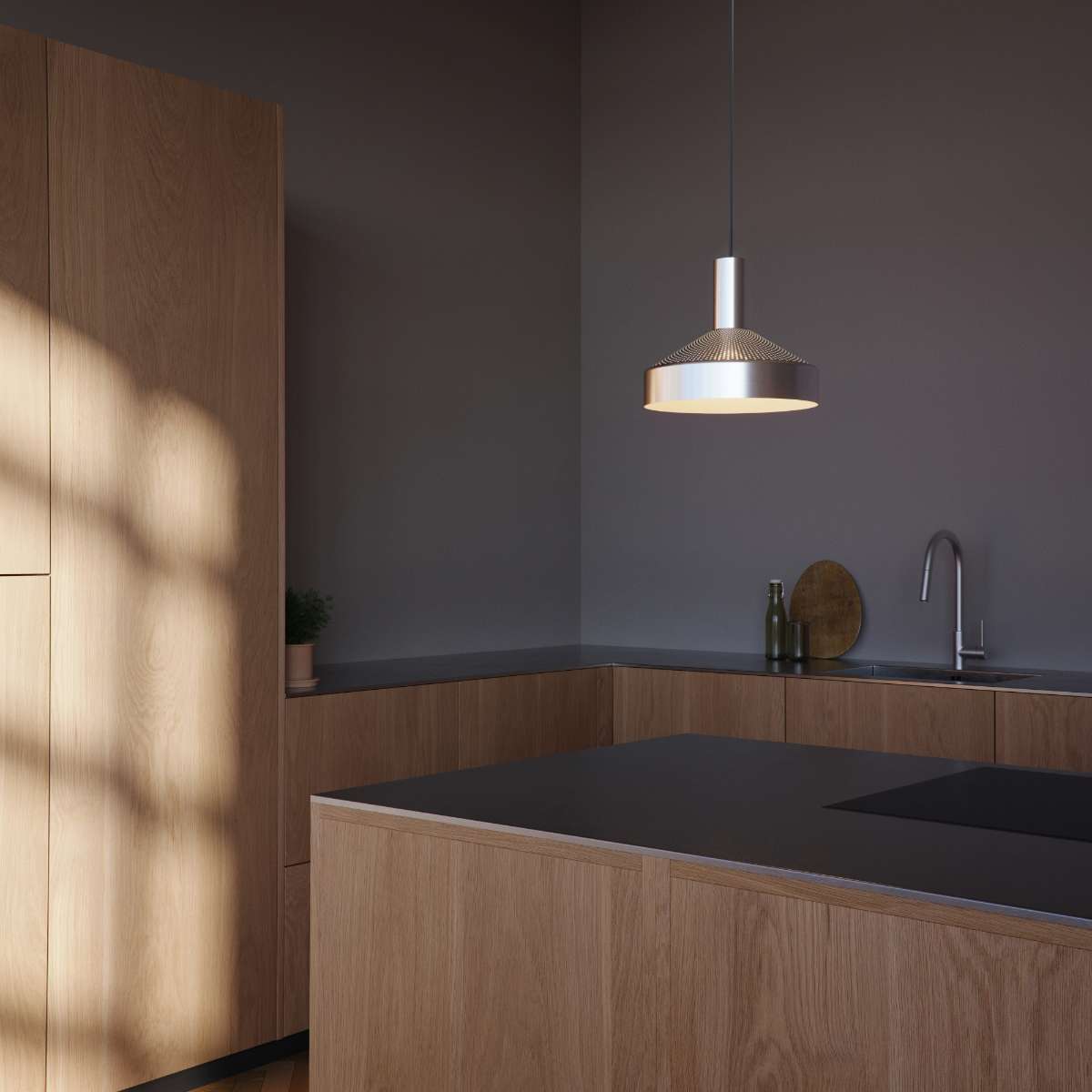 Dawn Pendant Ø25 i poleret aluminium med perforeret overside og hvidmalet inderskærm, indendørs belysning.