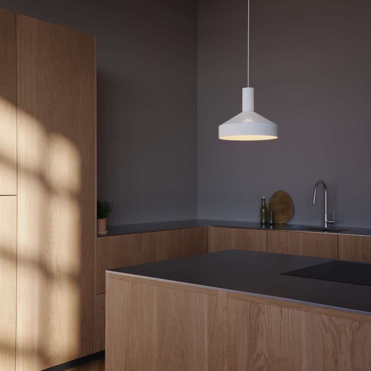 Hvid Dawn Pendant Ø25 pendel i aluminium med perforeret top og hvidmalet inderskærm.