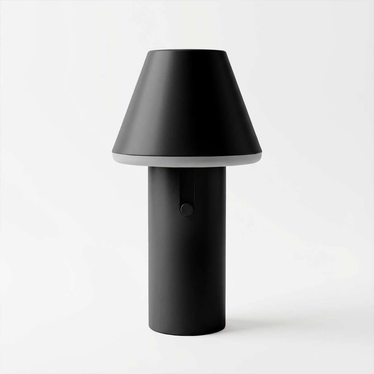 Sort trådløs bordlampe fra sackit med cylindrisk fod og konisk skærm i mat sort design til indendørs og udendørs brug