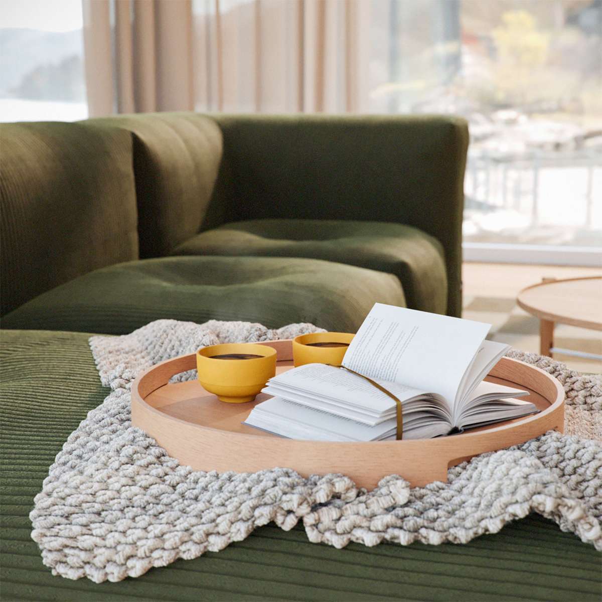 Rund serveringsbakke i naturlig egetræ med høj kant og indbyggede håndtag, designet i Danmark.