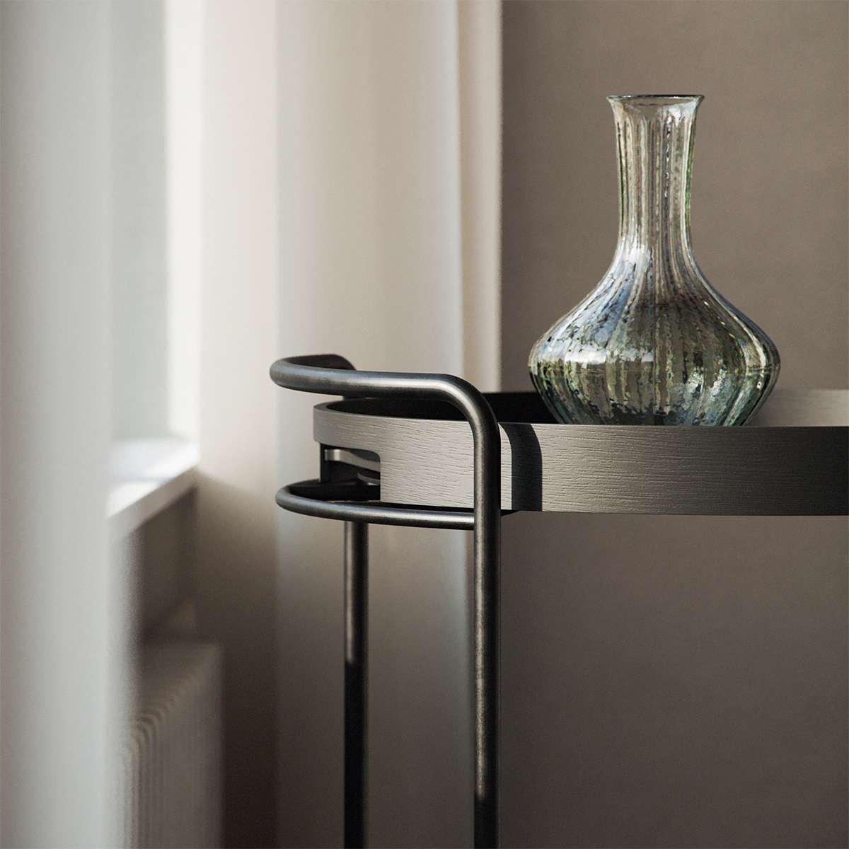 Rund serveringsbakke i naturlig eg med høj kant og indbyggede håndtag, designet i Danmark.