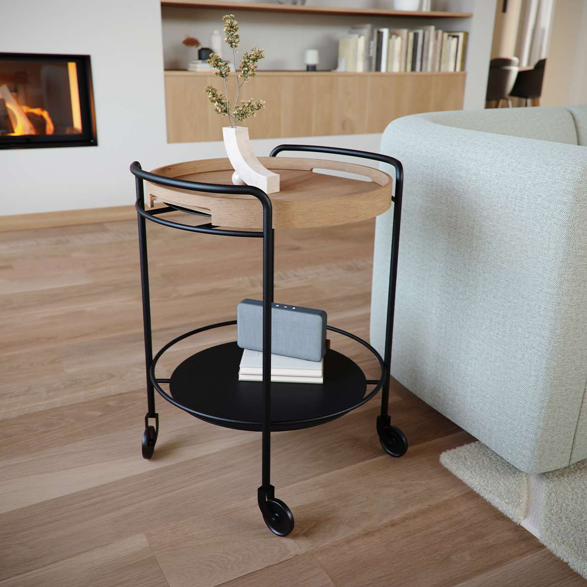 Serving Table med sortlakeret stål og rund serveringsbakke i naturlig eg, på hjul.