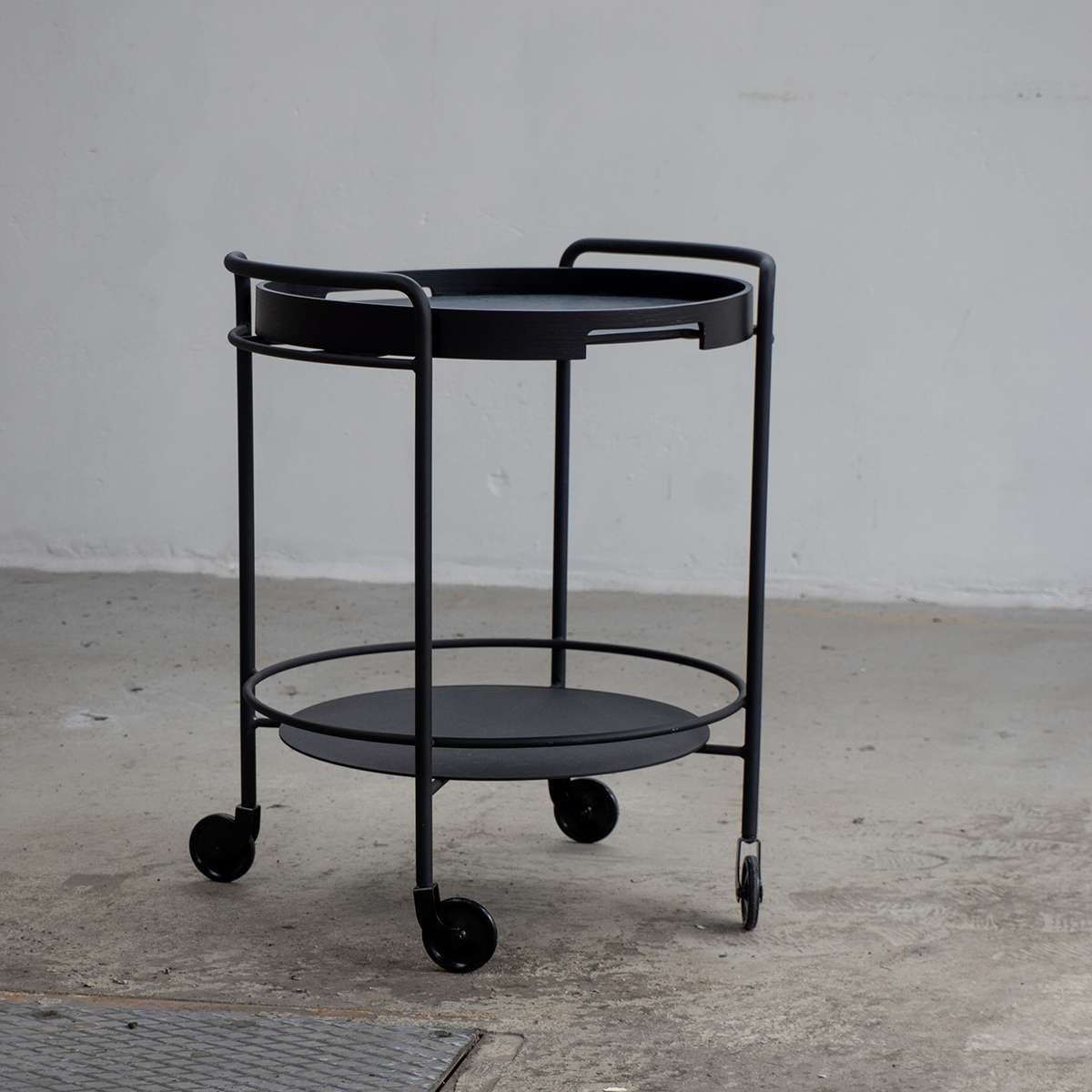 Serving Table med sortlakeret stål og rund serveringsbakke i naturlig egetræ, på hjul.