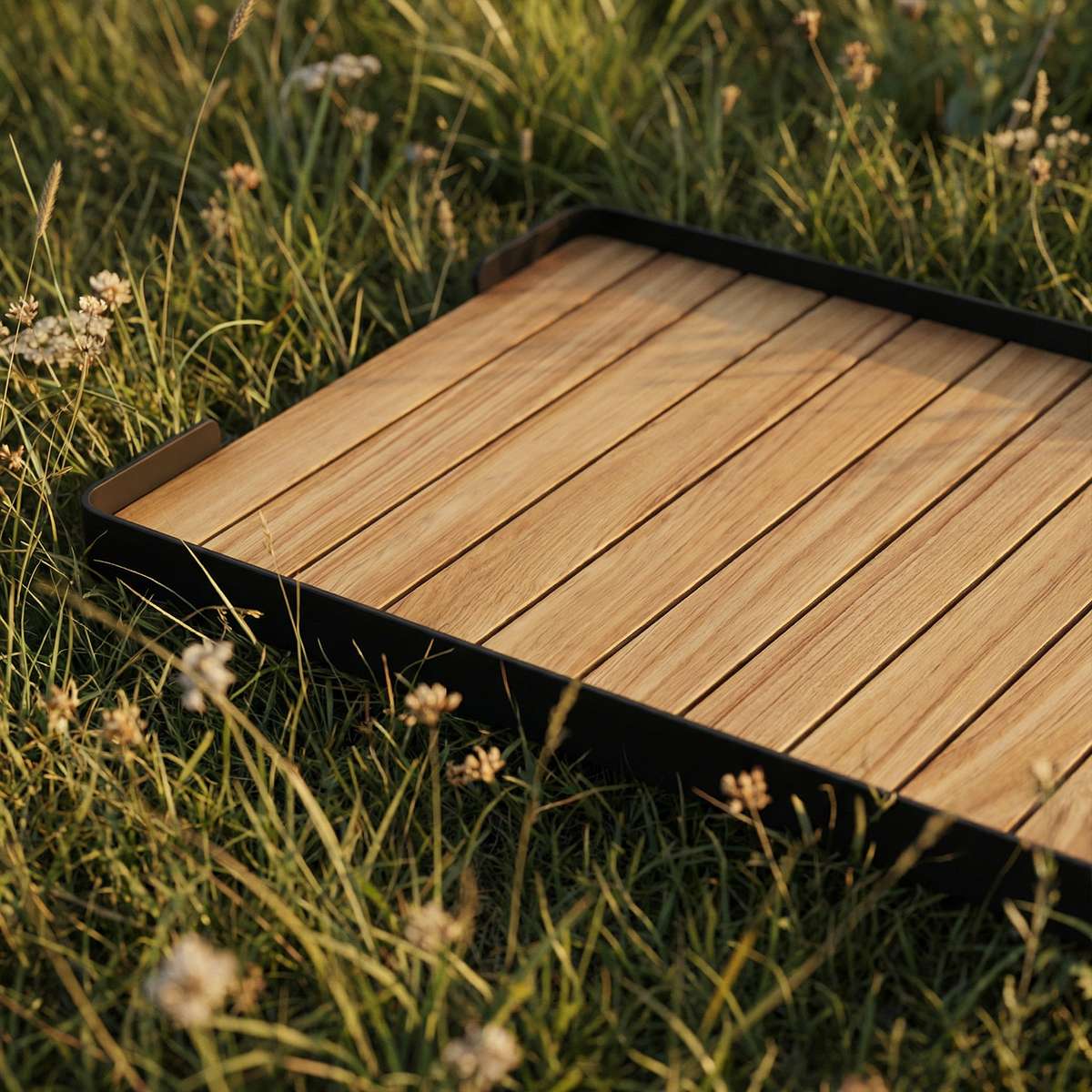 Udendørs firkantet teakbakke med aluminiumsramme til Soft Sofa Outdoor Pouf, sort farve.