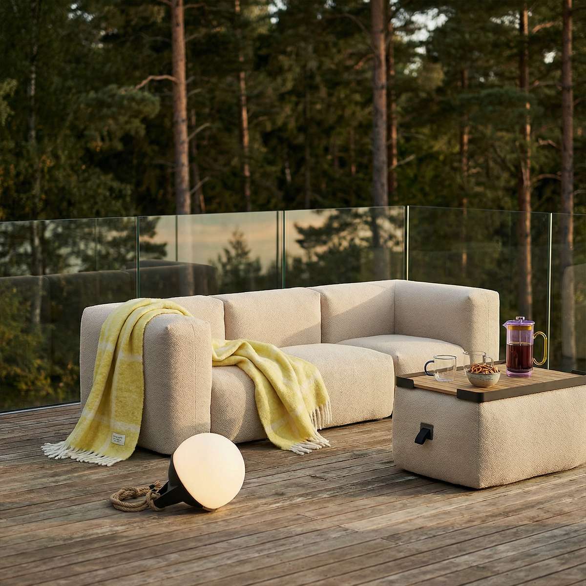 Udendørs firkantet bakke i teak med aluminiumsramme til Soft Sofa Outdoor Pouf, sort farve.