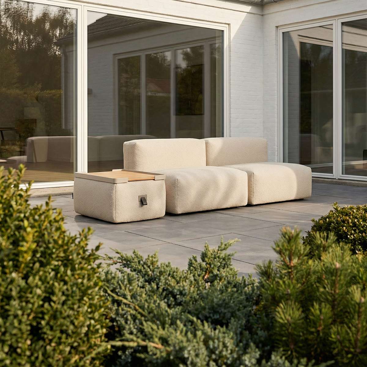 Udendørs firkantet bakke i taupe teaktræ med aluminiumsramme til Soft Sofa Outdoor Pouf.