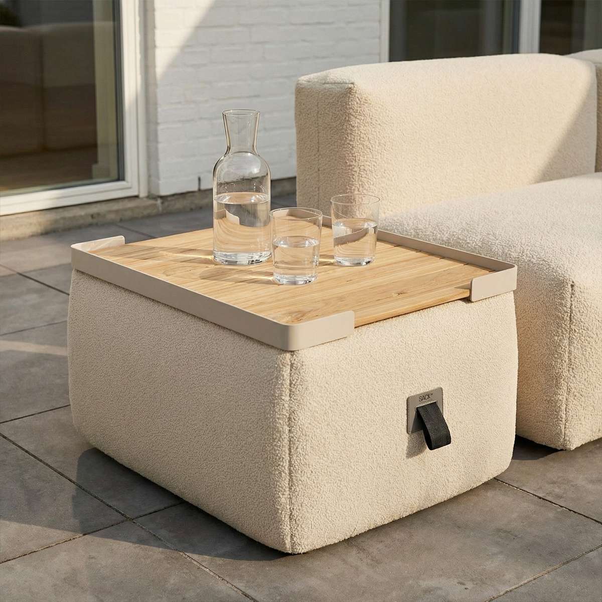 Udendørs firkantet bakke i taupe teaktræ med aluminiumsramme til Soft Sofa Outdoor Pouf.